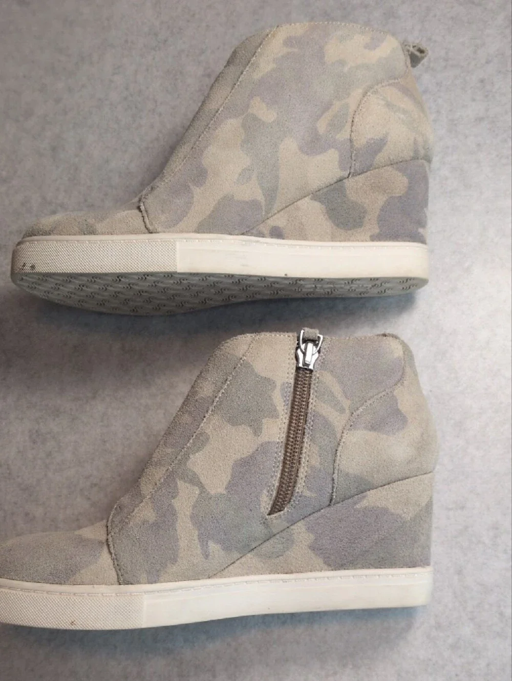 Linea Paolo Size 5 Women’s Suede Zip Up Wedge in Light Gray Camo